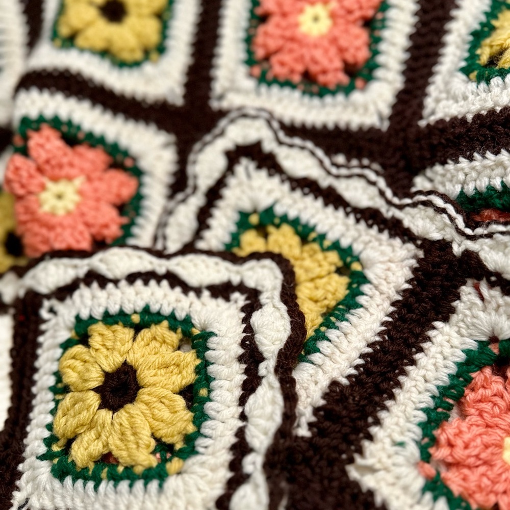 Vintage Cozy Colorful Hand Crochet Granny Squares With Scalloped Edge Afghan - Picture 3 of 5